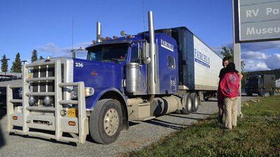 Vikingswens Peterbilt 389, 550PS Cummins ISX-15, 18 Gang Road Ranger Getriebe, 2x570 l Dieseltanks beheizt, Länge des Kühlaufleger 16m, beladen bis zu 40 to
