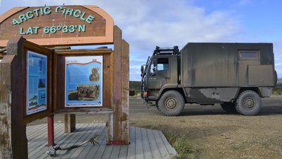 Wer schon einmal am Nordkapp war, kennt diese Angaben des Nördlichen Polarkreises aus Norwegen und Finnland. Ist hier am Dempster Highway nicht anders.