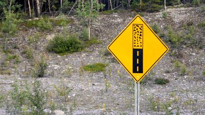 Dieses Schild will sagen, dass jetzt nach der Asphaltstrasse der Schotter beginnt.