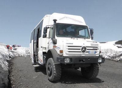 Unimog-Busse für den Ätna-Tourismus von 2500 auf 2900 Meter