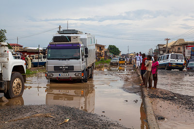 2015 mantoco Weltreise Nigeria Aba Stadtdurchfahrt mit Matsch riesigen Pfuetzen.jpg (167.5 KiB) 25989 mal betrachtet 2015 mantoco Weltreise Nigeria Aba Stadtdurchfahrt mit Matsch riesigen Pfuetzen.jpg