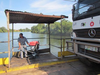 Crossing Zambezi Fluss.jpg
