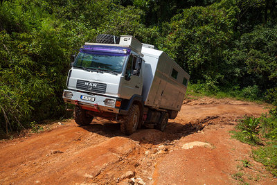 2015 mantoco Weltreise Kamerun Ringroad steile Piste vom Wasser ausgewaschen.jpg
