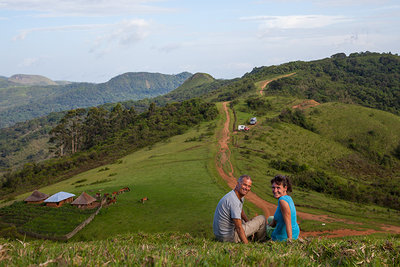 2015 mantoco Weltreise Kamerun Ringroad Passhoehe vor Oku traumhafter Uebernachtungsplatz Conny und Tommy auf der Almwiese.jpg