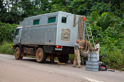 2015 mantoco Weltreise Kamerun Yaoundé Reifenpanne vor Yaoundé.jpg