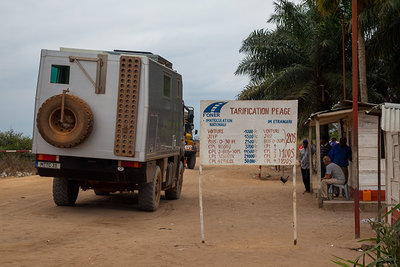 2015 mantoco Weltreise Dem. Rep. Kongo Abzockerei Mautstation mit Gebuehrentafel.jpg