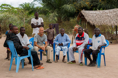 2015 mantoco Weltreise Dem. Rep. Kongo Matamba Runde mit den Dorfchefs.jpg (184.05 KiB) 24501 mal betrachtet 2015 mantoco Weltreise Dem. Rep. Kongo Matamba Runde mit den Dorfchefs.jpg