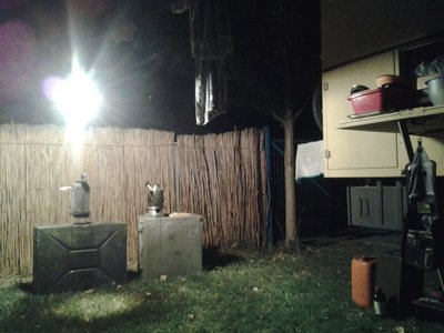 Petromax als Lichtquelle und Mückenfänger. Ideal beim nächtlichen grillen. Nur der Glühstrumpf muss immer neu nach einer Fahrt, der hält das gerüttel nicht aus.