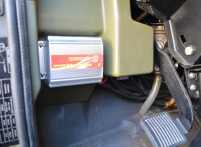 Der Wandler von 24 Volt aus 12 Volt, bei mir unten rechts neben den Pedalen eingebaut.