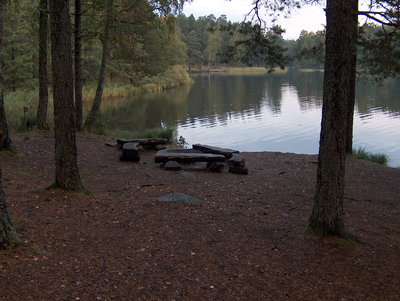 Viel Natur und Plätze mit Feuerstelle und Bänken