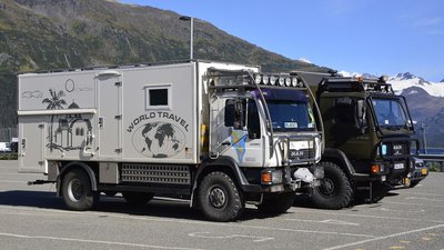 2 MANs vom Wolfratshauser Stammtisch vor der Verschiffung nach Valdez
