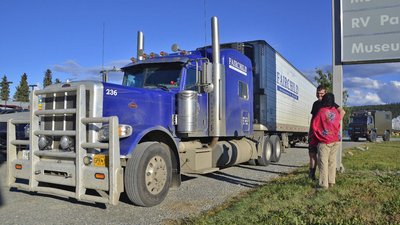 YUKON - CANADA: Treffen uns mit Swen (Vikingswen) und seinem Monster-Truck auf dem Alaska Highway bei Teslin