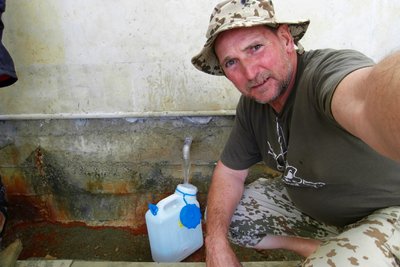 Die Ain Hamra Quell wird neu in Marmor gefast , viel Männer flexsten hier rum , alles voler Staub . Wasser schmeckt süßlich , erst dann kommt der stark eisenhaltige Geschmack durch .