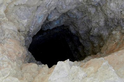 Eine Mine ging 8 m. tief wie ein Brunnen runter , und unten waren kleine Querstollen .