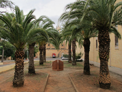 05_Ein roter Fleck im Klostergarten del Carmen.JPG