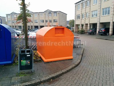 drie-oranje-containers-terug-voor-plastic-afval-inzameling[1].jpg