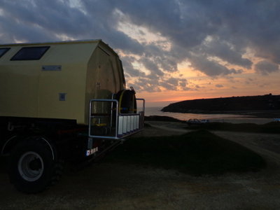 Am Wasser ging auch, oder direkt am Strand, mit teilweise herrlichen Ausblicken