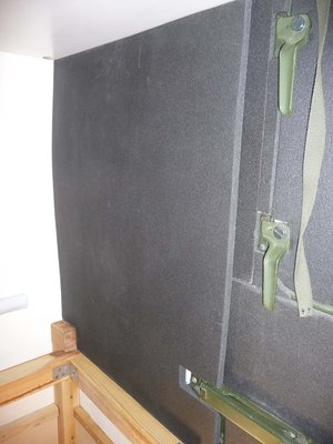 Rückwand mit 20 mm PE verkleidet. Später kommt noch eine Verkleidungsplatte darauf, damit sich keine Luftblasen zwischen PE und Wand bilden können