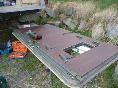 Tür mit 10 mm PE isoliert und mit Verkleidungsplatte beplankt.