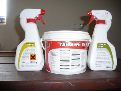 Fakolith Anti-Schimmel System mit der dazugehörigen Farbe. Die ist in jedem beliebigen Ton anmischbar.