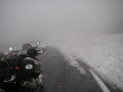 Transfagarasan: Mitte Mai, weiter oben: Straße von Lawine verschüttet