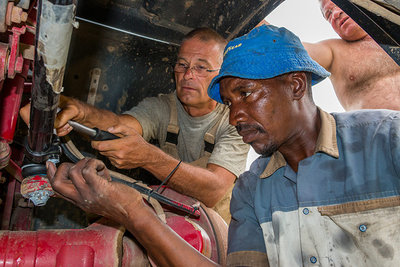 2016 mantoco Weltreise Suedafrika Oranjeville Manni Reparatur Lenkgestaenge.jpg