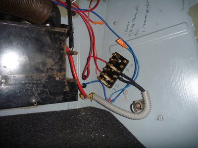 Die Anschlüsse im Beifahrerfussraum. Das schwarze Y-Kabel kommt aus dem Koffer.