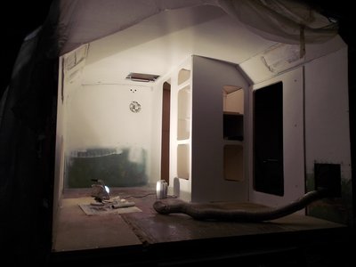hinten rechts hinter der Tür das Bad und davor der Allzweckschrank