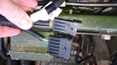 Stecker Standard (oben), Stecker PU-10M (unten)
