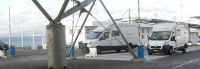 Hier sind Walkuh und Schneelöwe, also Kühlschrank und Waschmaschine, bei der Einreise in Tanger-Med. zu sehen.