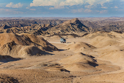 2016 mantoco Weltreise Namibia Namib Naukluft Park Mondlandschaft Moon Valley mit Manni.jpg