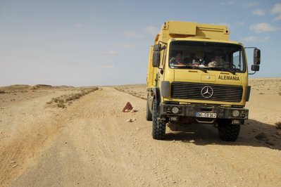 ...... nach 24 km. endete nur das Bitumen .... zum Sebkha sind es noch 10 km. Schotter ,Fels , und Sandpiste . Mit ca. 40 Pistenverzweigungen ohne weiter Hinweisschildern naja .