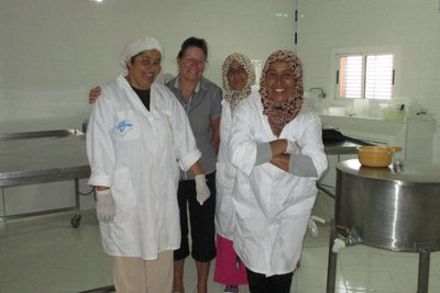 Die Frauen in der Käserei waren sehr freundlich , wir kauften 4X100gr ( 100 gr. 25 DH )Kamelkäse und einen Liter Kamelmilch , beides seeehr leckaaa . Wer die Koordinaten braucht , melden .