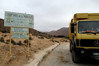 Guelmim , für uns immer ein muß auf der Rückreise , frisches Brunnenwasser und viel grün .