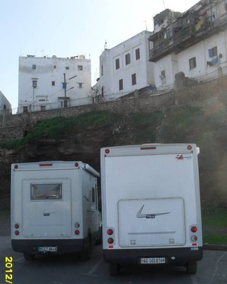 Es gibt - zugegeben - lauschigere Schlafplätze als an dieser Altstadtmauer von Rabat.