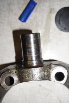 Oberer Bolzen hinten