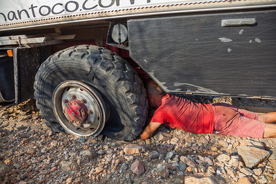 2016 mantoco Weltreise Angola Pediva zerfetzter Reifen.jpg