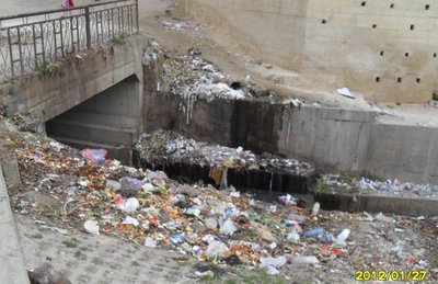 Bach aus der Medina im Gerberviertel von Fes