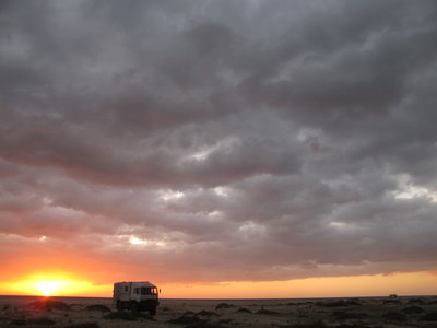 Wolkige Nacht am Strand von Bou Ficha.