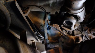 Druckluftschlauch am Verteilergetriebe in Schraube reingesteckt
