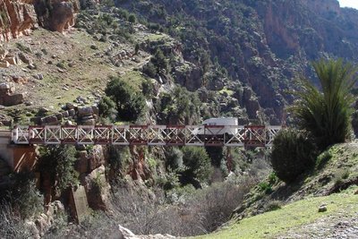 Die Bruecke nach Oudzoud sah wackliger aus, als sie dann war.