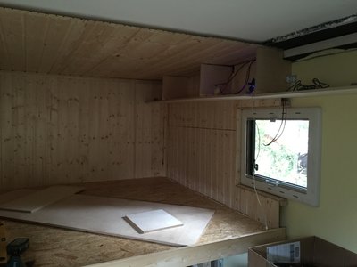 Schlafzimmer mit Oberschränken