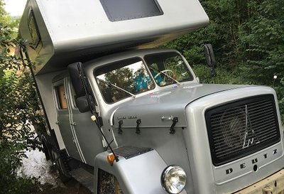 Einsatz im steilen Gelände aber mit eingeschränkter Verschränkung ...<br />Nur Fahrerkabine und Motorhaube geben nach