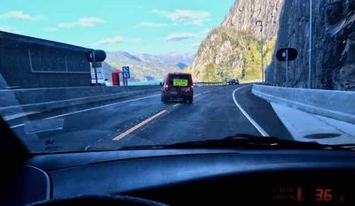 Statt Ampeln an längeren einspurigen Baustellen .. Ein Leitfahrzeug fährt hin und her und hin und her , holt erst die einen dann die anderen und so fort...