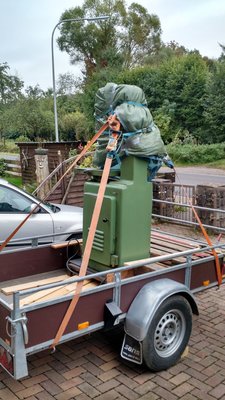 Gegen Umfallen gesichert (hat einen hohen Schwerpunkt)