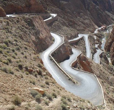 Serpentinen nach der Dades Schlucht nach Memzrir