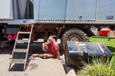 2016 mantoco Weltreise Suedafrika Pretoria Reparatur Tankhalterung.jpg