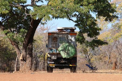 Zimbabwe, am Rande eines Buschfußbaldfeldes, wo dann auch gleich uns zu Ehren ein Match organisiert wurde....