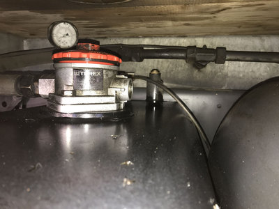 Hydraulik001.jpg (137.43 KiB) 6110 mal betrachtet Rücklauf<br />für was die kleine Leitung ist weiß ich nicht