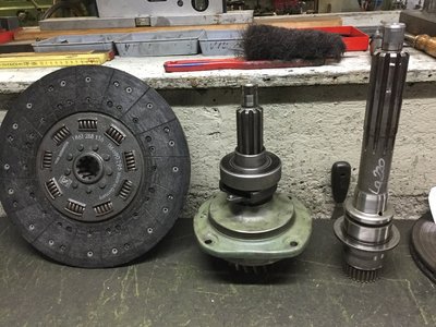 Links die originale Kupplungsscheibe und Antriebswelle, rechts die zu grosse Antriebswelle